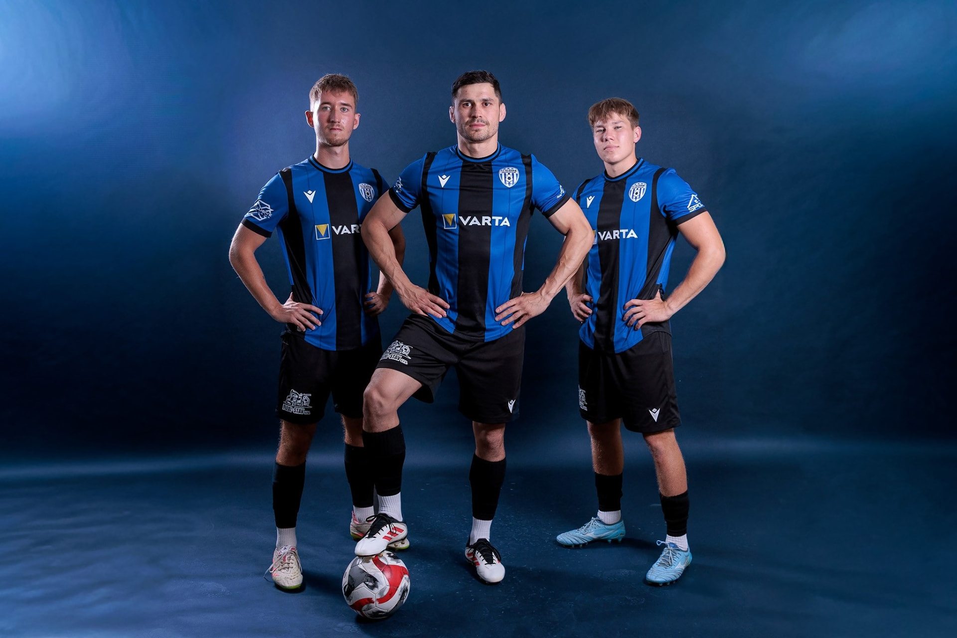 Hráči TJ Slovan Zemianske Kostoľany v nových dresoch
